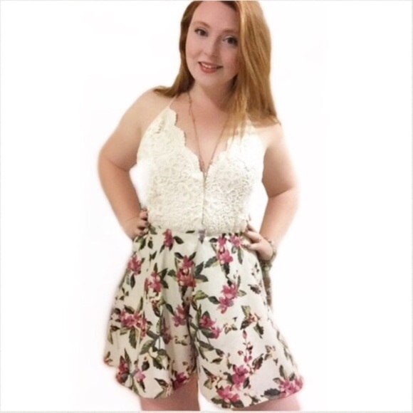 Festival Lace romper with open back - Picture 2 of 4